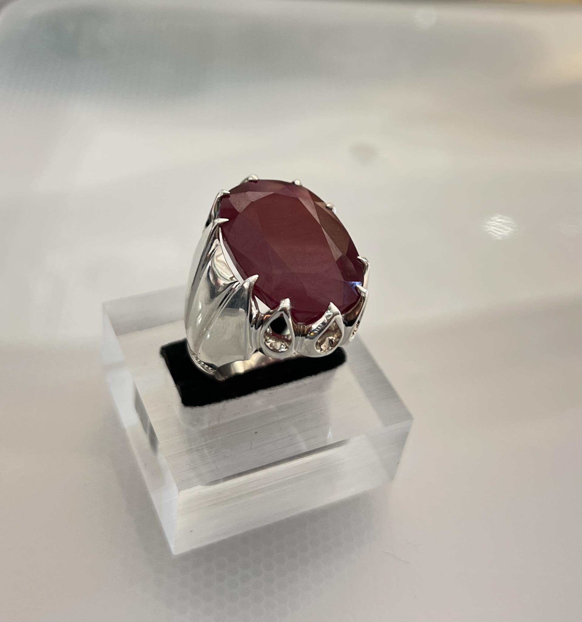 یاقوت زیبا با رکاب نقره و دست ساز !