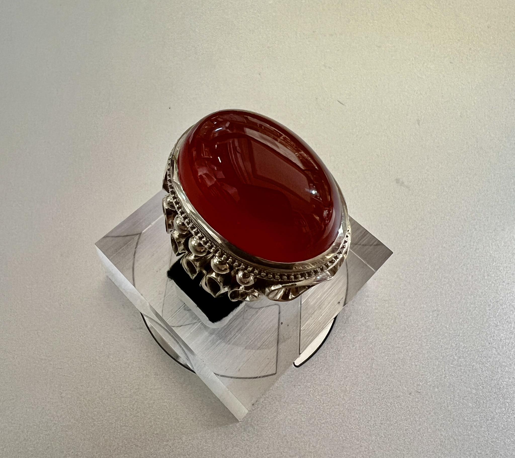 عقیق تک، بزرگ، خوشرنگ و خوش‌رکاب